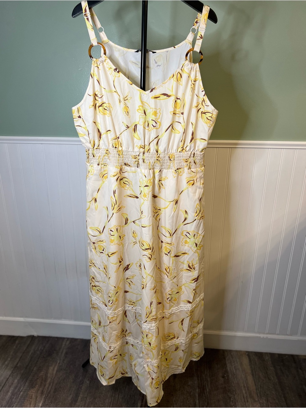 BloomChic White and Yellow Floral Maxi Dress with Ring-Detail Straps. Size 14/16